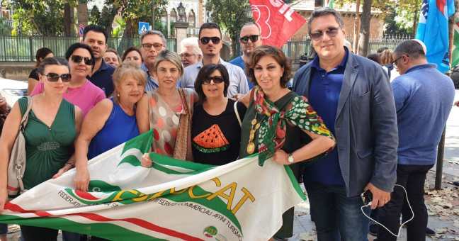 Dipendenti di due ditte di pulizie| protestano davanti alla prefettura