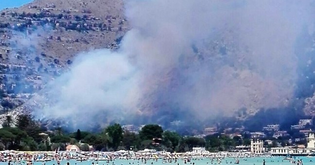 Incendio a Monte Gallo| Fiamme e paura a Mondello