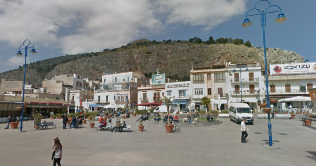 Mondello, grave incidente in piazza| Due ragazzi sono in codice rosso