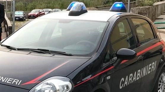Anziano disturbato dal chiasso | Minaccia i vicini con un’ascia