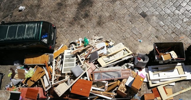 Discarica davanti al Gemmellaro |”Da giorni nessuno interviene”