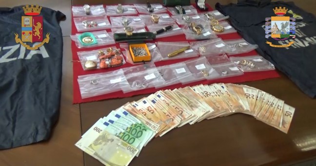 Orologi, gemme e gioielli| “Sono del boss”: sequestrati