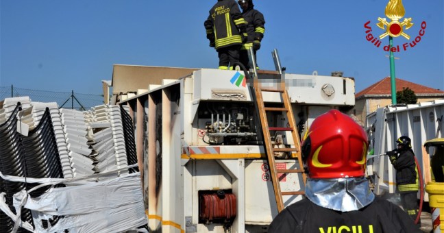 Un compattatore va a fuoco| Paura al centro di raccolta rifiuti