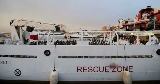 Migranti, malati sulla Gregoretti | Il Viminale autorizza lo sbarco