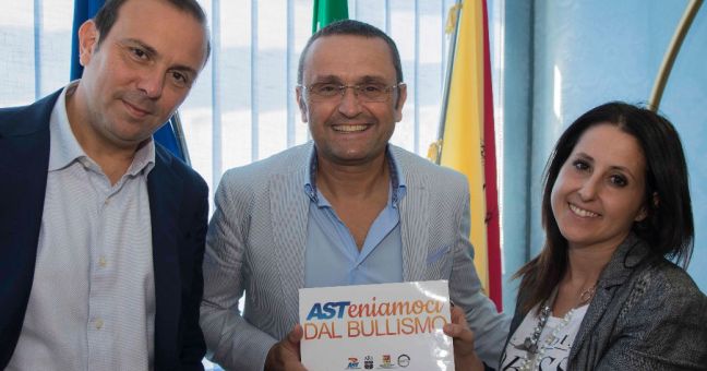 L’Ast contro il bullismo| Adesivi sugli autobus