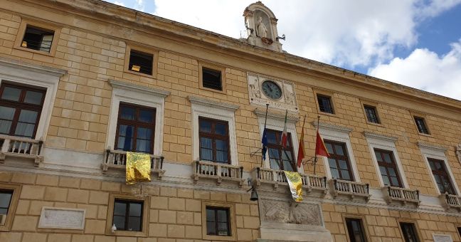 Coperte termiche al Comune| in memoria dei migranti morti