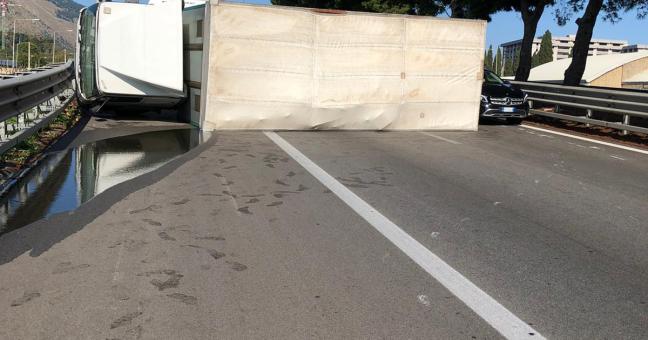 Tir si ribalta sulla Palermo-Mazara |Mattina da incubo in autostrada