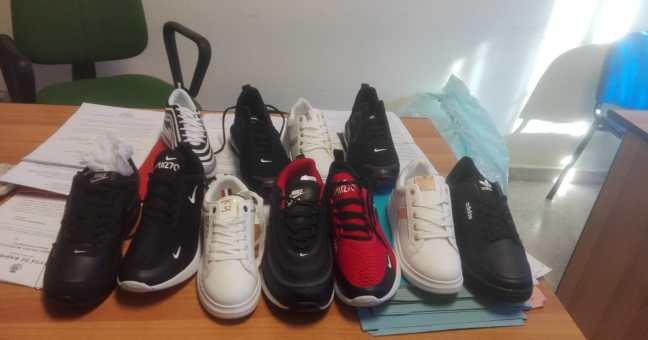 Scarpe “taroccate” al mercatino |Blitz dei vigili in via Bagnera