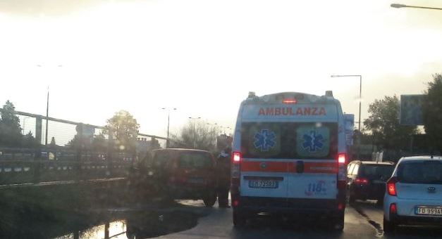 Sbanda e finisce sul guardrail| Lo schianto in viale Regione