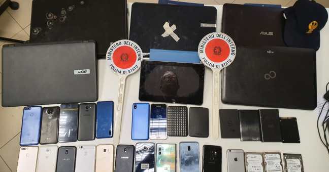 Un covo con pc e telefoni rubati |Denunciato per ricettazione
