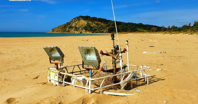 Pezzi di peschereccio sulla spiaggia |Giallo in provincia di Agrigento