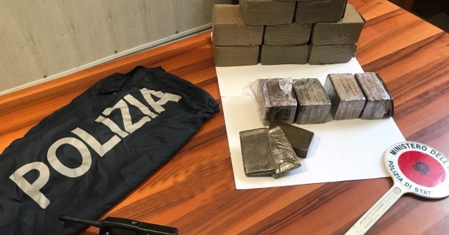 I fidanzatini con la droga| Irruzione in albergo: arrestati