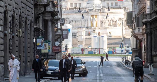 Il Papa a piedi a Roma| La potenza di una foto