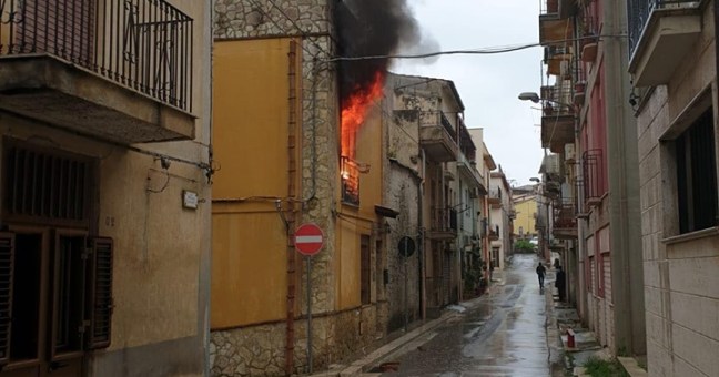 Fiamme in casa di un’anziana| Carabinieri ‘eroi’ la salvano VIDEO