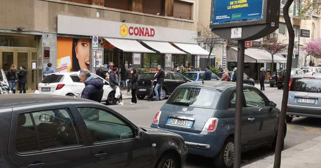 In fila davanti al supermercato| Rischio assembramenti