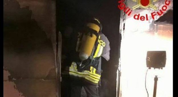 Pregano per la fine della pandemia| Ma le candele scatenano l’incendio