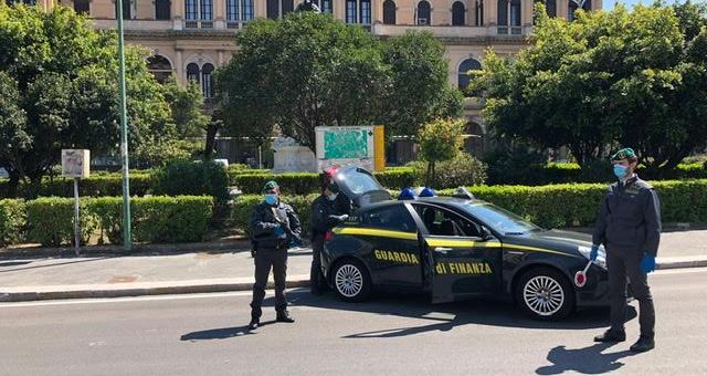 Rosticceria aperta, rider al lavoro| Multa e rischio chiusura