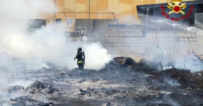 Vasto incendio allo Zen| Le fiamme vicino al ‘Conca d’Oro’