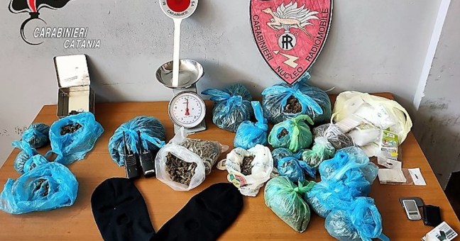 Droga, bilancini e ricetrasmittenti|Via Capopassero, arrestato pusher