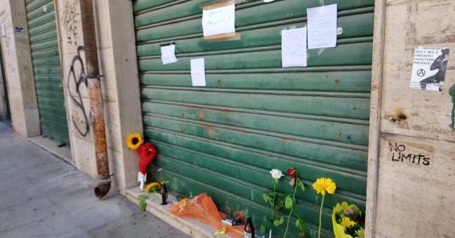 Una città in lacrime per Nazareno| Fiori e messaggi davanti al locale