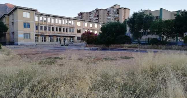 “Area degradata di fronte alla scuola| Il Comune la bonifichi”