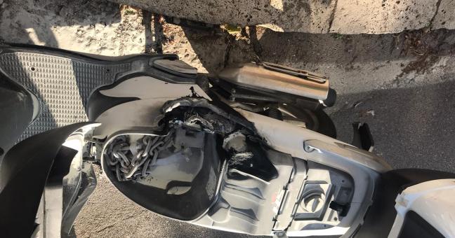 Lo scooter va a fuoco | Intervengono due carabinieri