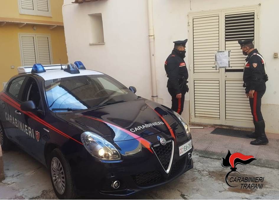 L'omicidio di Castelvetrano, rilievi dei carabinieri sulle auto ...