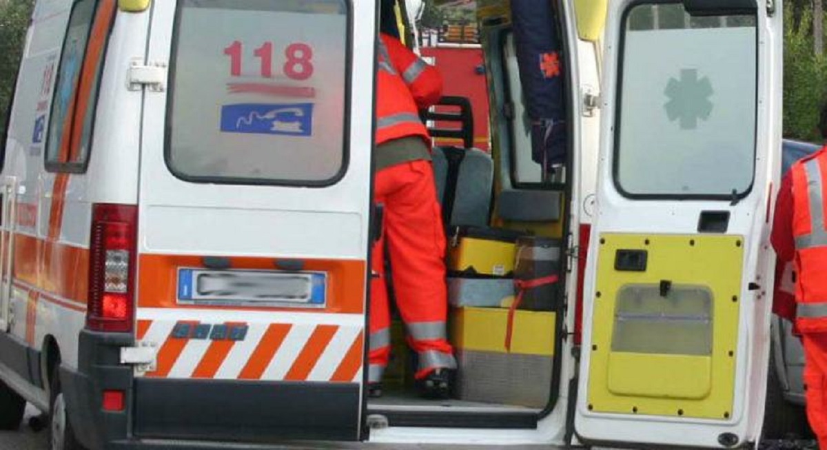 Palermo, pedone travolto da un’auto: trasportato in ospedale