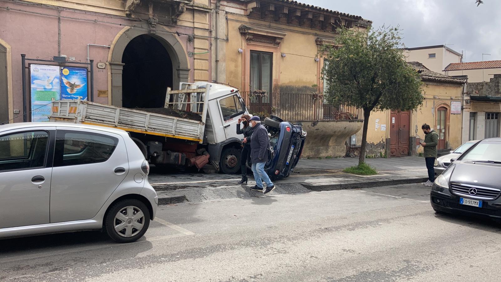 Camion Travolge Auto, Grave Incidente A Belpasso FOTO - Live Sicilia