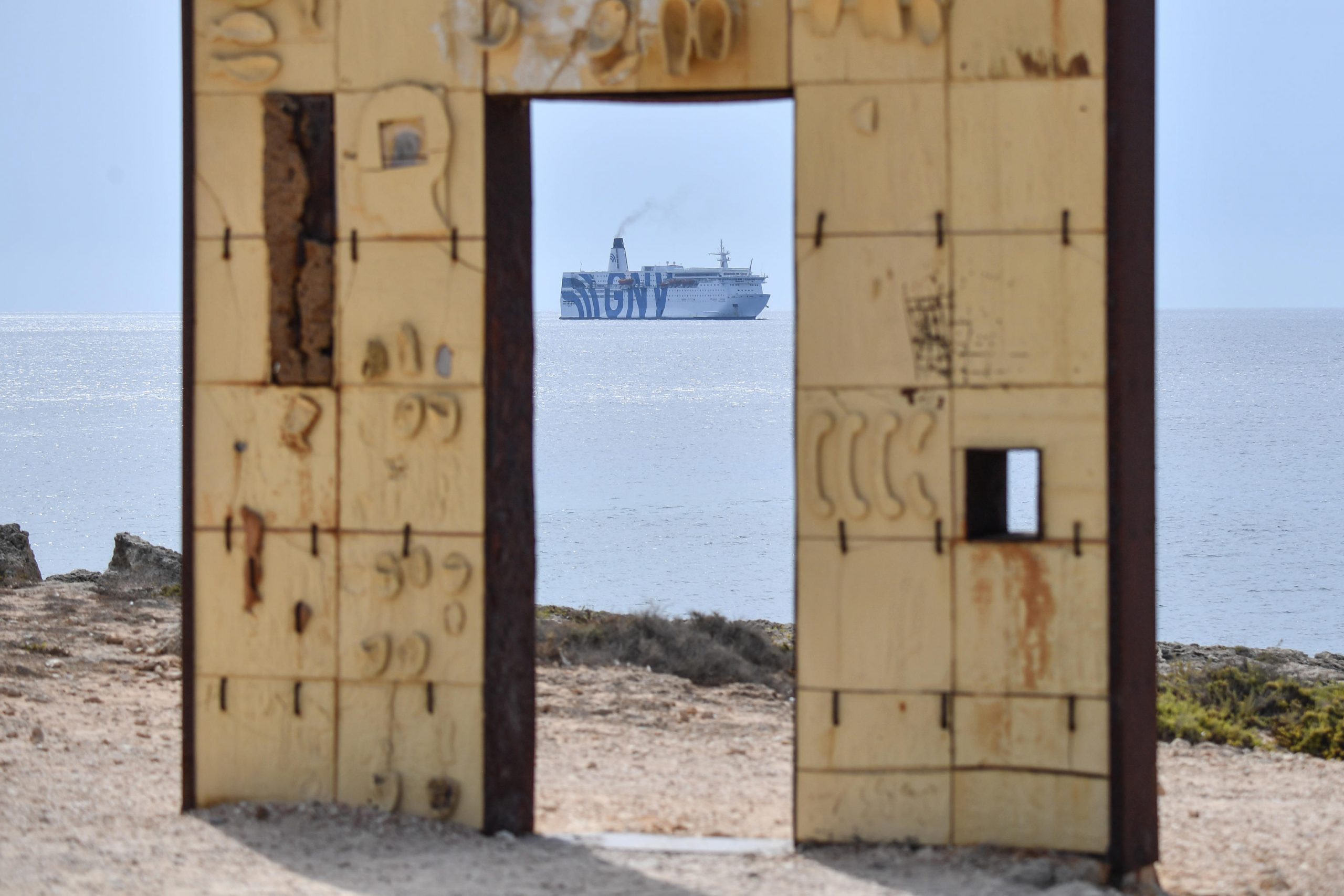 Migranti a Lampedusa, trovata una donna morta sugli scogli