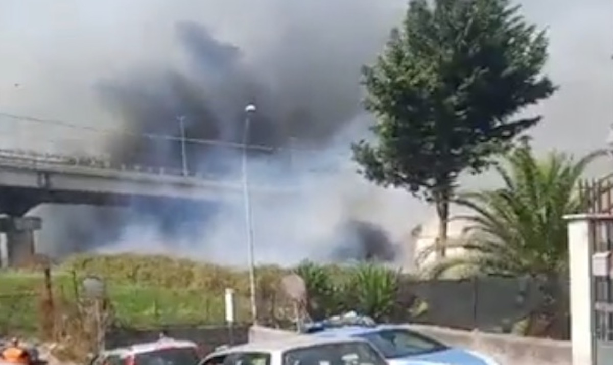 Vasto incendio, evacuate case: chiuso asse attrezzato VIDEO