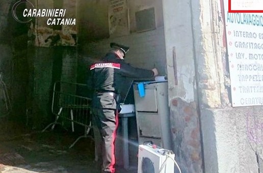 catania autolavaggio denuncia luce acqua scarico
