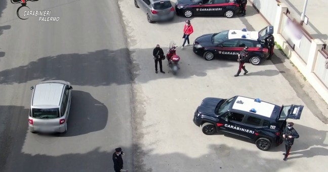 Vuole entrare in Tribunale con un coltello, arrestato: controlli in città