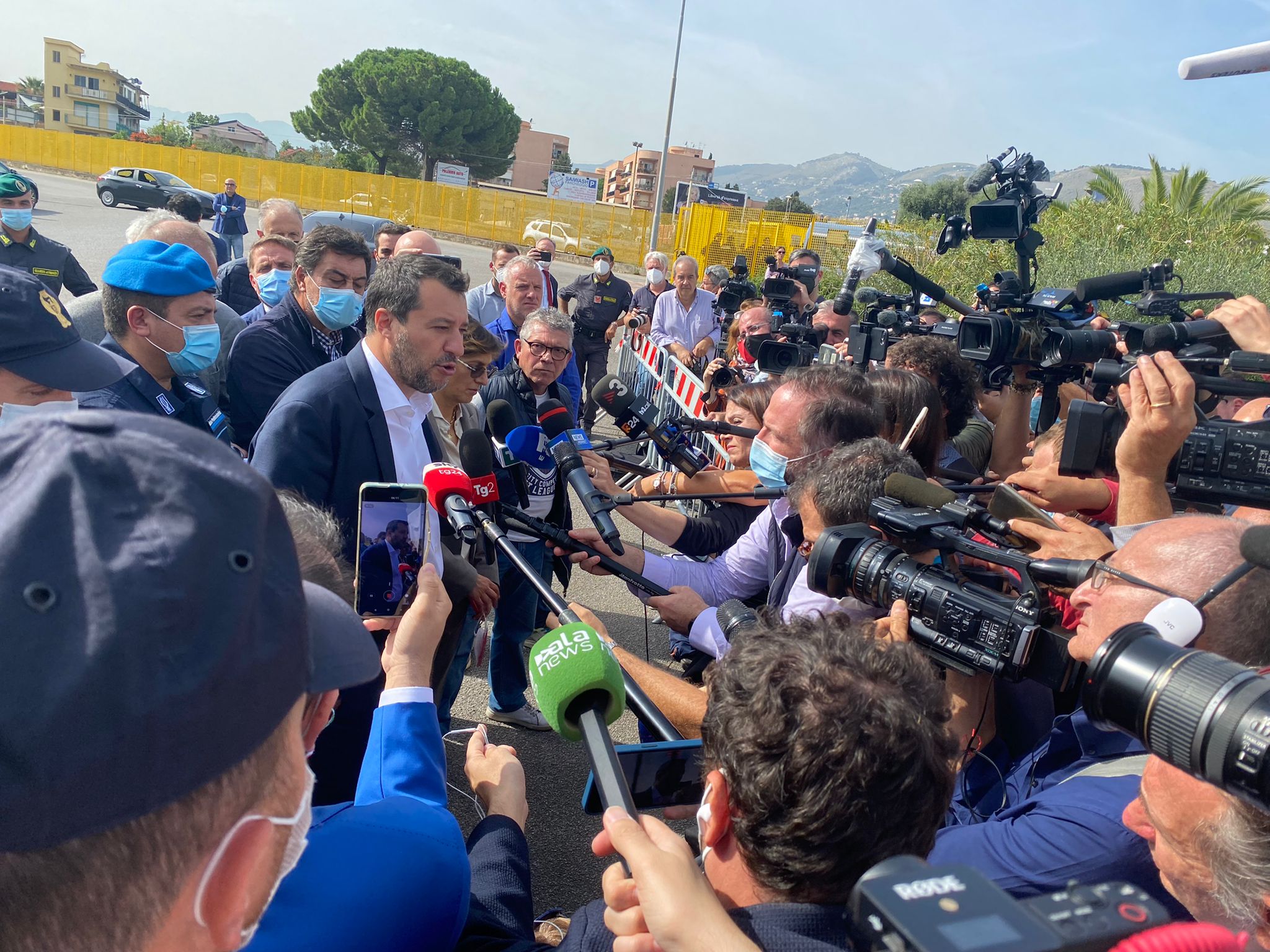 Salvini imputato in aula, leghisti in piazza:  processo politico-giudiziario