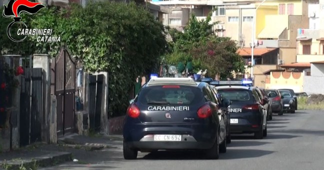 Librino: cocaina “in pietra” nascosta in auto, denunciato 52enne
