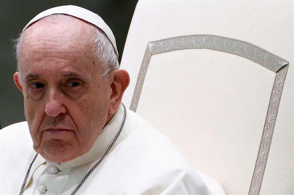 Guerra, Papa Francesco si commuove pregando per la pace