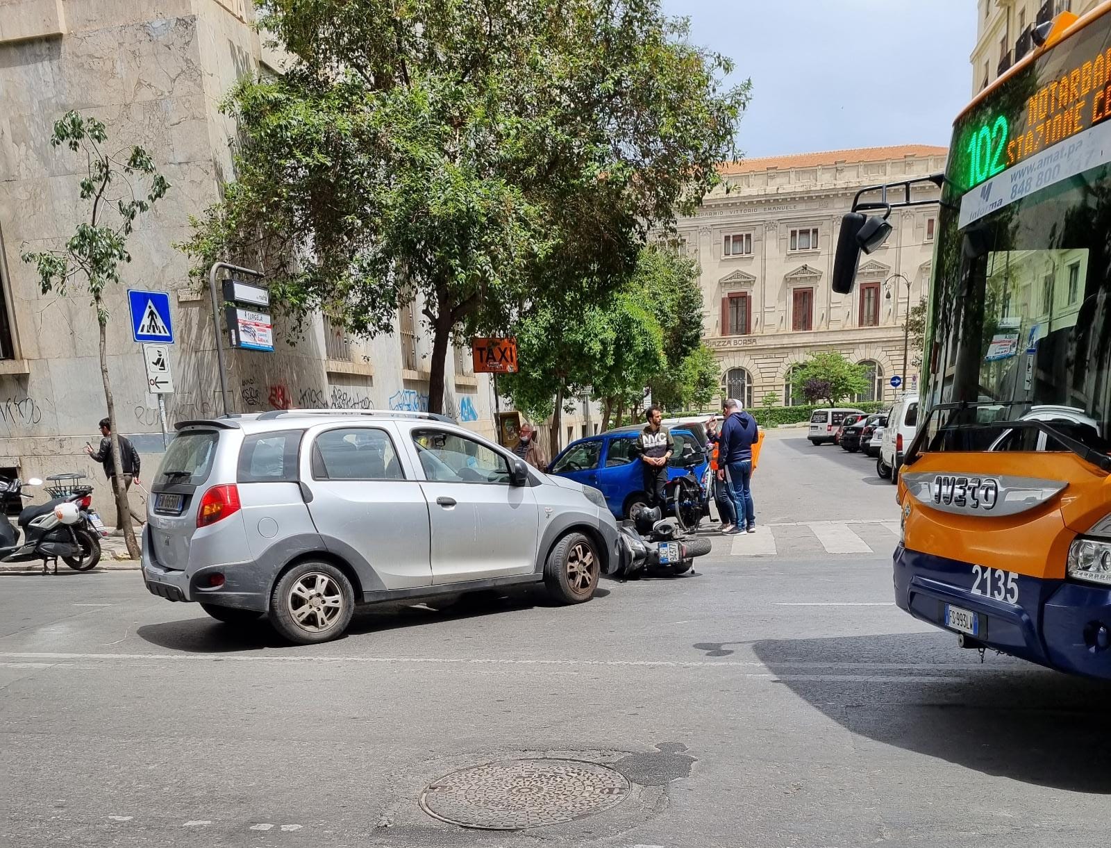 Incidente a Palermo: auto contro scooter in via Roma