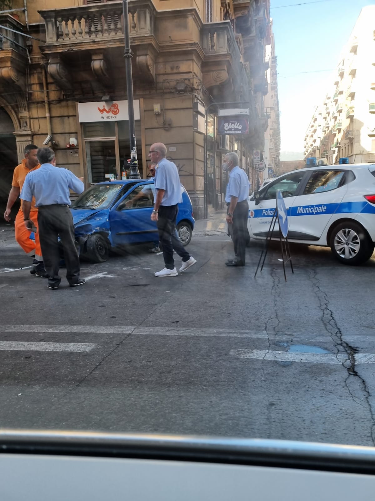 Palermo, incidente e traffico in tilt tra via Roma e via Napoli