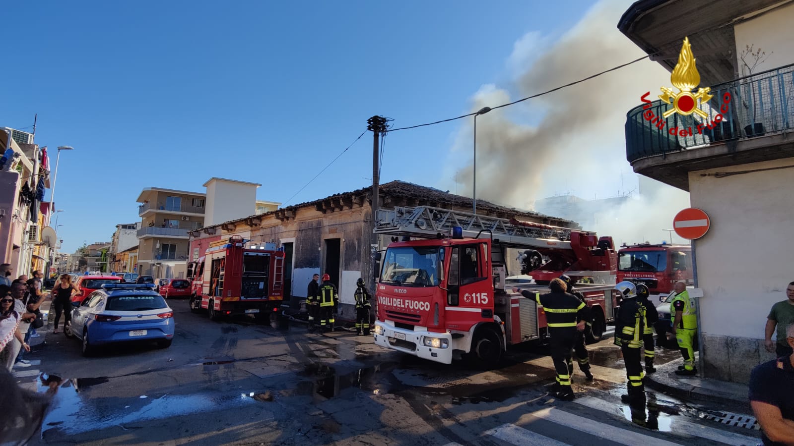 Catania Incendio A Picanello Sul Posto I Vigili Del Fuoco Video