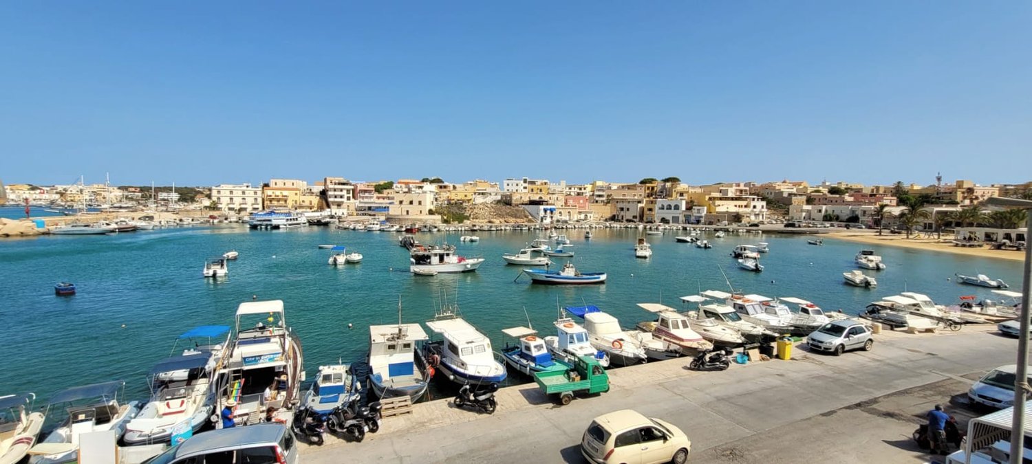Lampedusa, nave Ong disubbidisce e sbarca