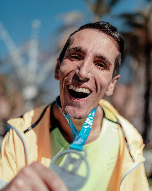 Atleta disabile Alerx Roca Campillo completa la maratona
