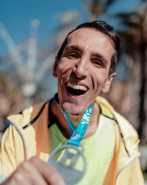Atleta disabile al 76 conclude una maratona il record VIDEO