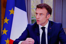 Francia, sulle pensioni Macron tira dritto e conferma la premier