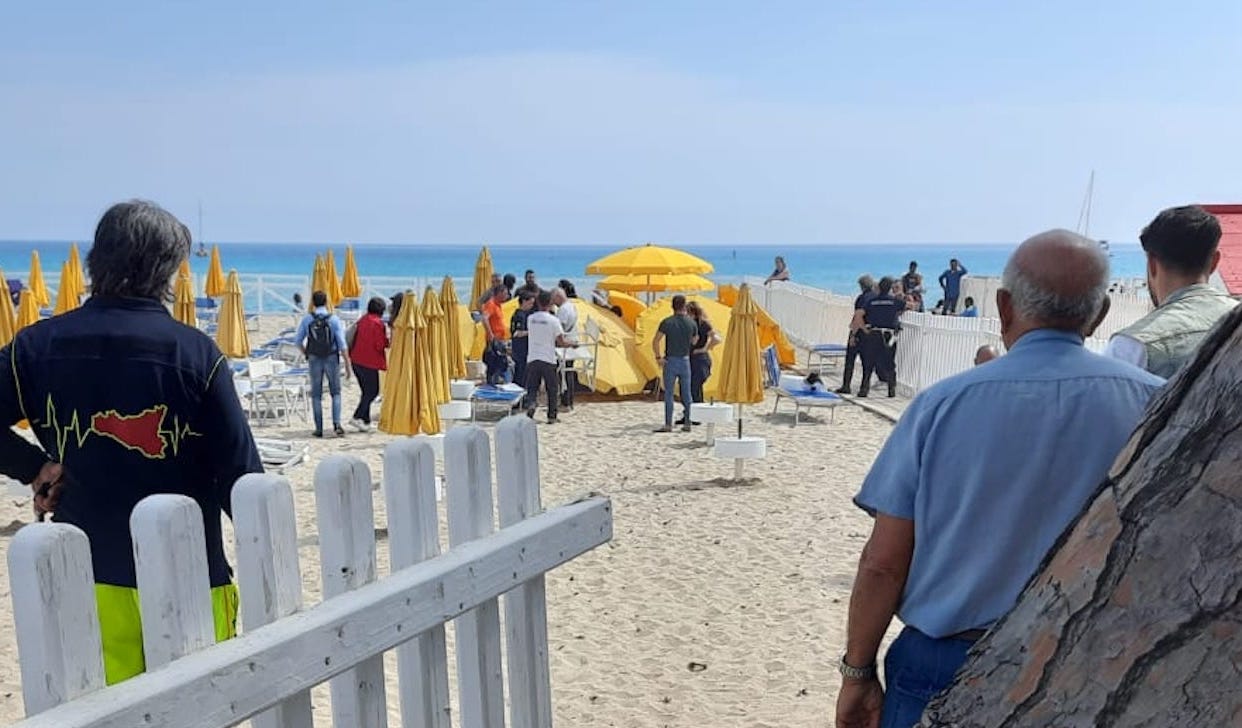 Palermo, ha un malore in spiaggia: morto un uomo a Mondello