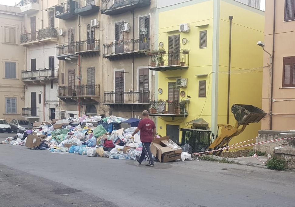 Palermo, pugno duro della Rap: controlli contro i migranti dei rifiuti