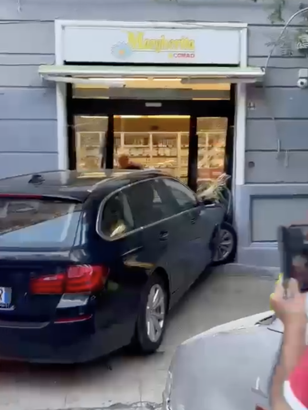 Perde il controllo dell’auto e sfonda la vetrina di un supermercato VIDEO
