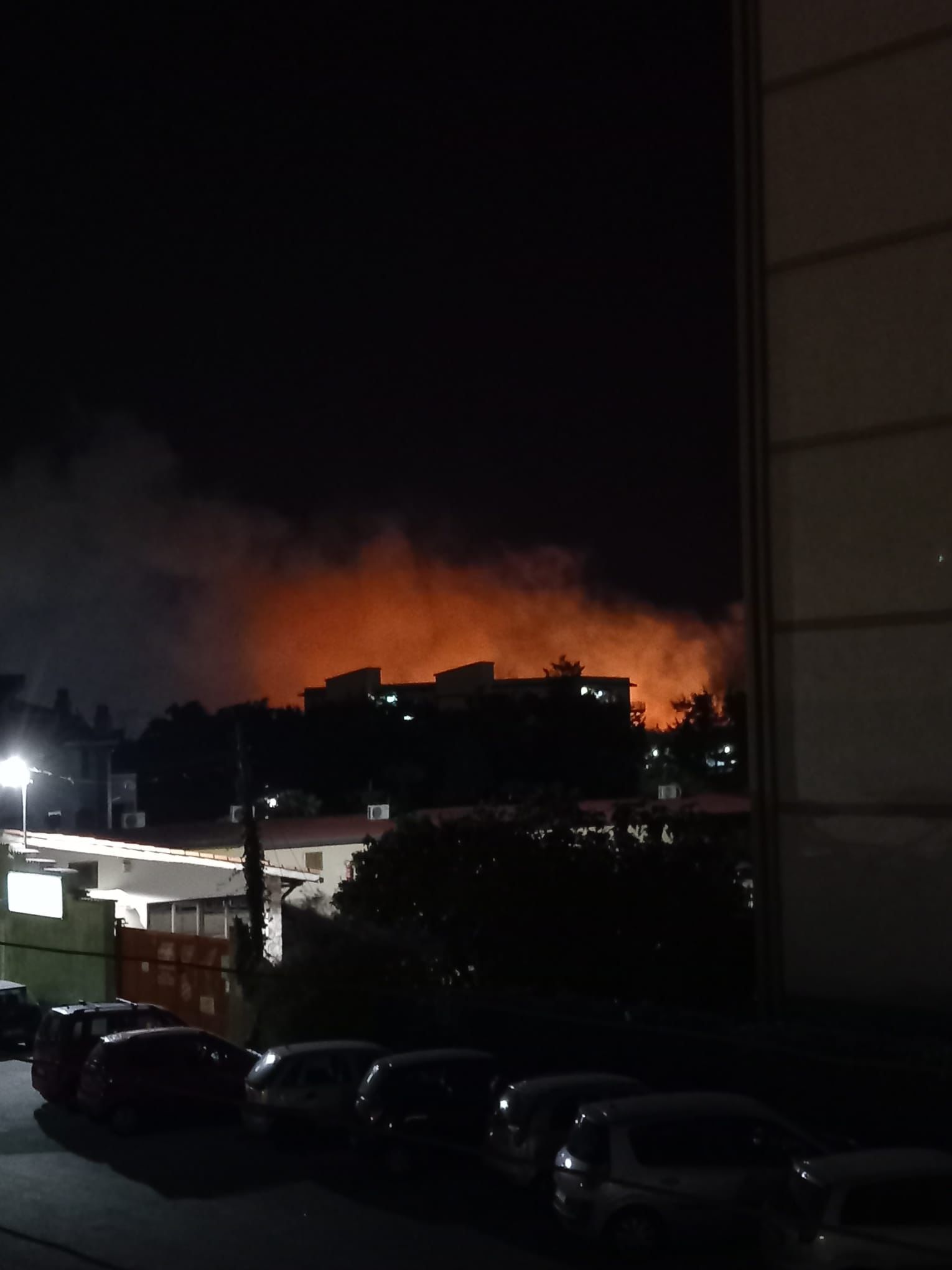 Palermo, vasto incendio a Brancaccio: residenti per strada VIDEO