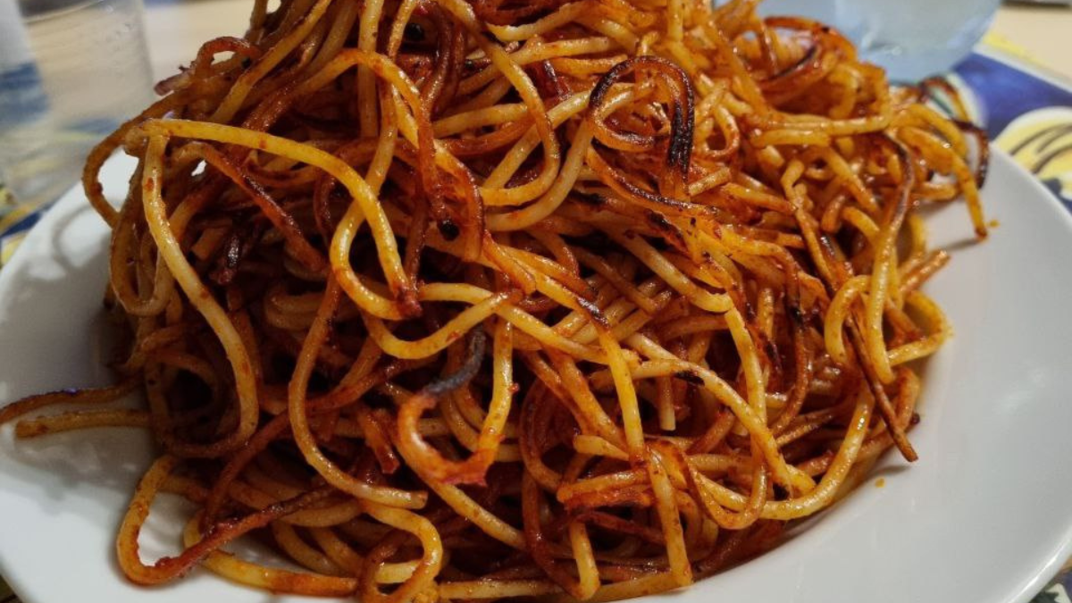 mangia spaghetti con le bacchette