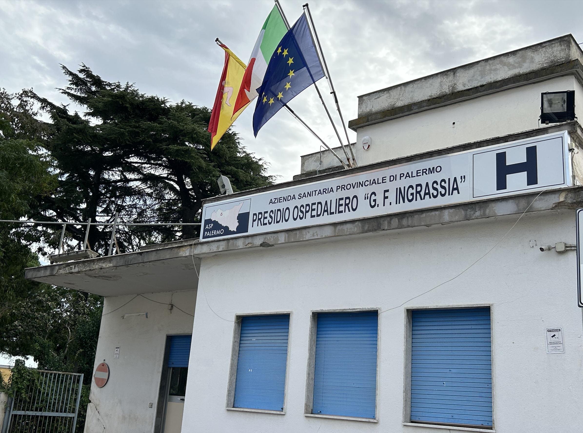 Palermo, degrado e immondizia tra i viali dell’ospedale Ingrassia