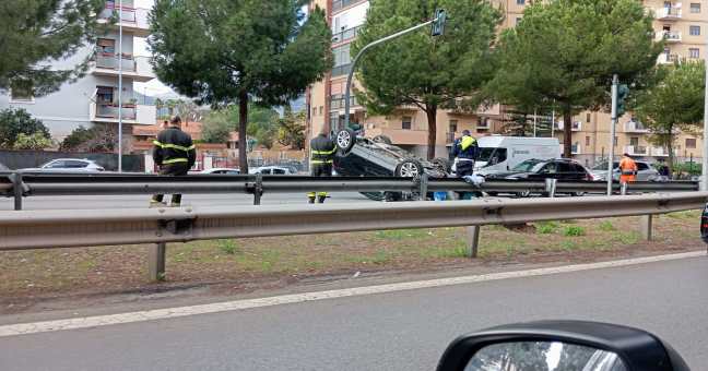 Palermo, auto si ribalta lungo viale Regione Siciliana: due feriti